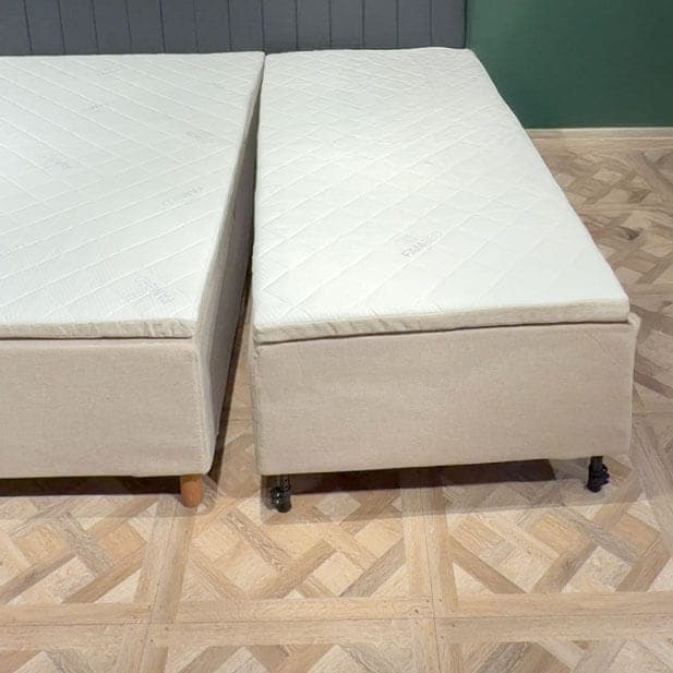 Erweiterungsbett auf Rollen, das so an das Bett herangerollt ist, dass beide Schlafflächen bündig abschließen