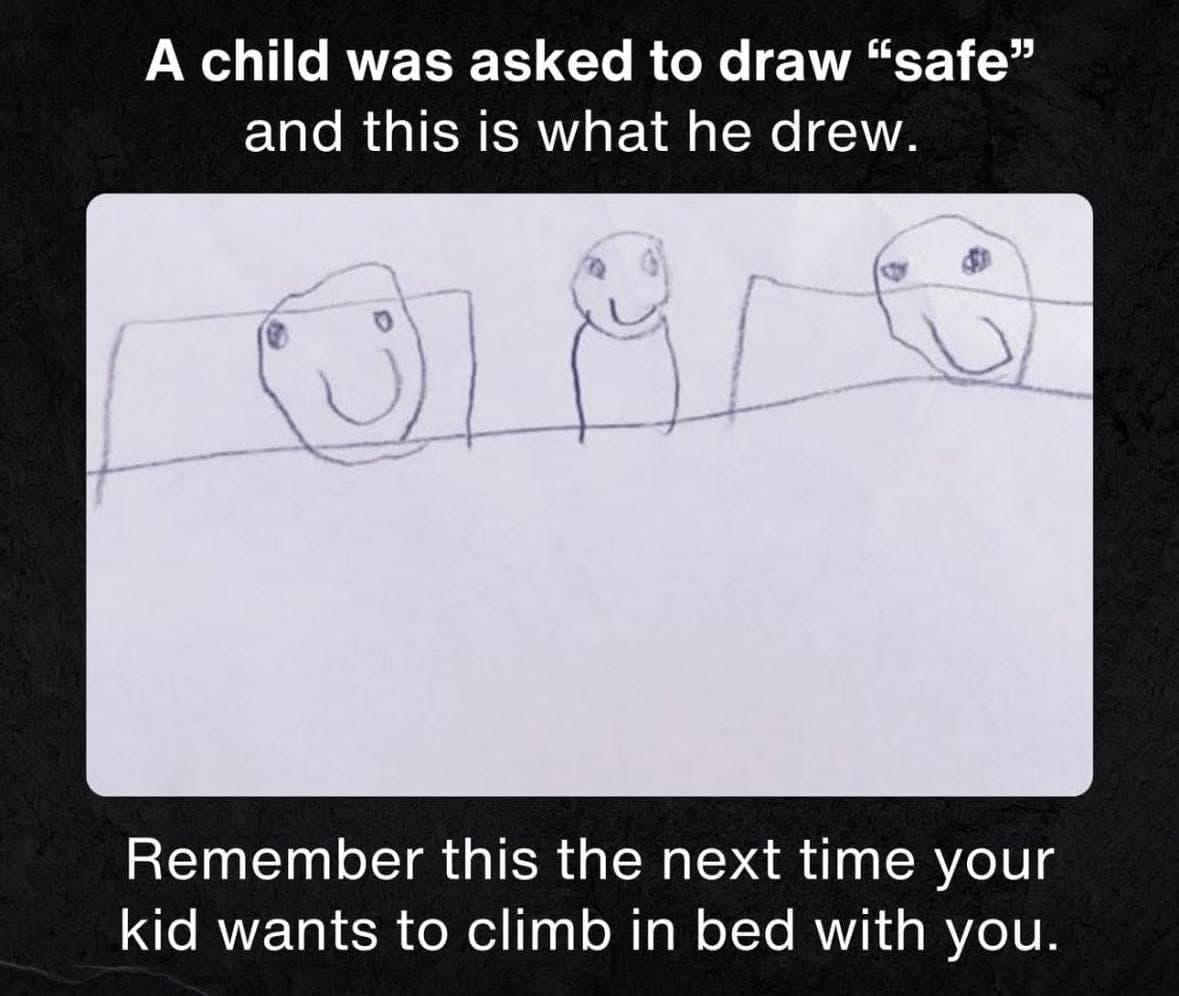 Kinderzeichnung von drei lächelnden Figuren in einem Bett, zusammen mit einem englischen Text, der erklärt, dass das Kind gebeten wurde, das Wort „safe“ zu zeichnen